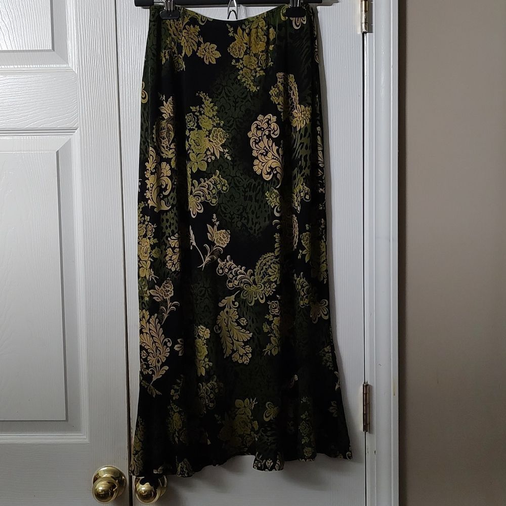 Choices  black and milti green floral print skirt  Sz M Petite